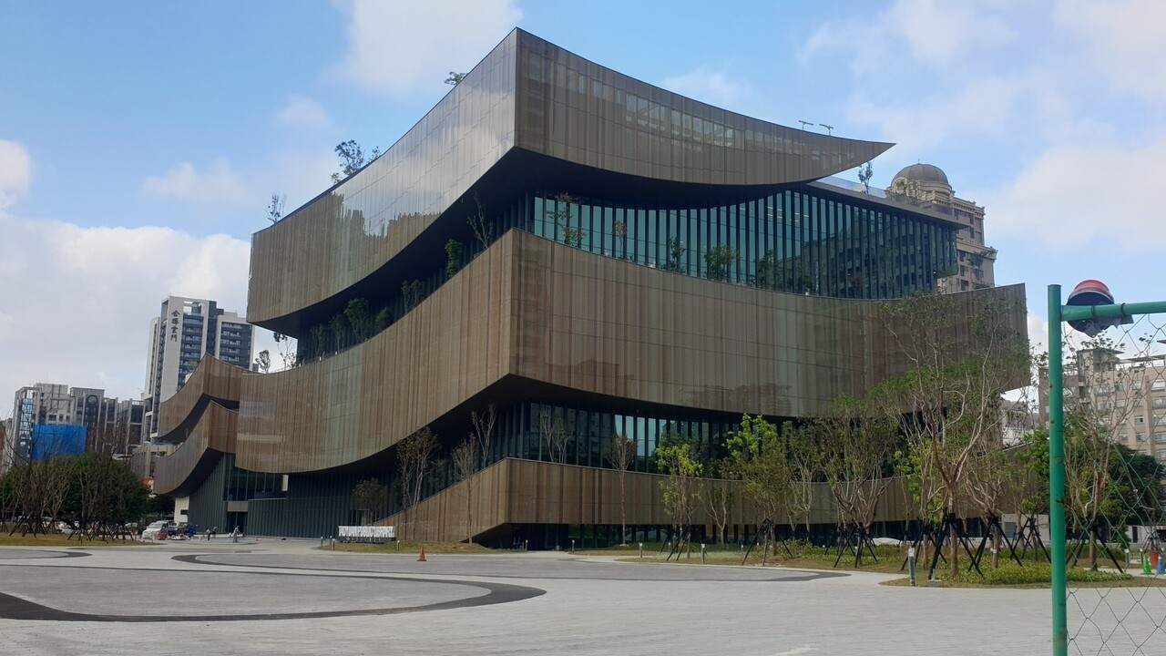 桃園市立圖書總館工程品質，什麼時候完工成為選舉話題。記者鄭國樑／攝影 