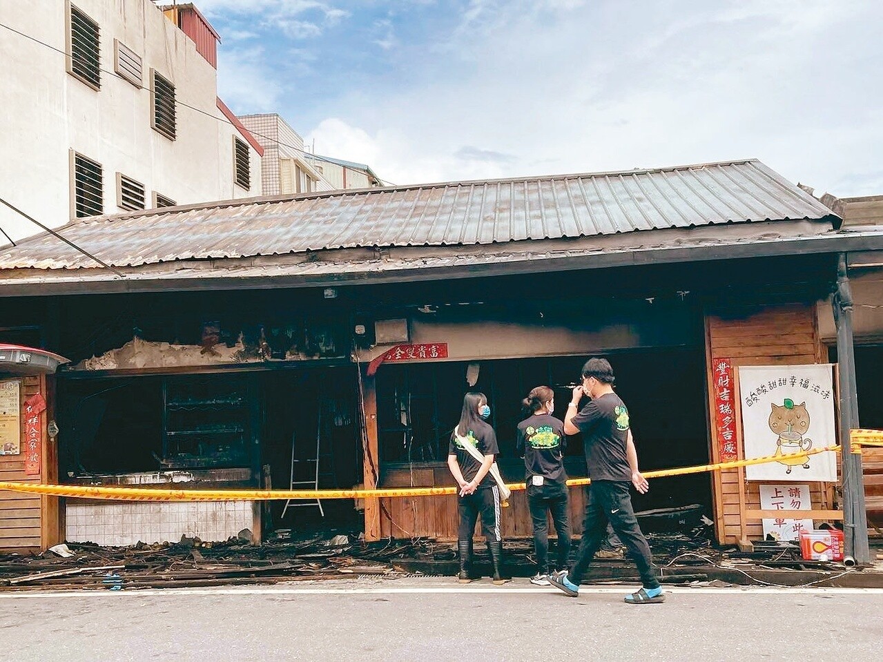 花蓮知名老店佳興冰菓店前晚失火，店面嚴重損毀，幸好僅1人輕微燙傷，業者將暫停營業重作規畫。記者王燕華／攝影 