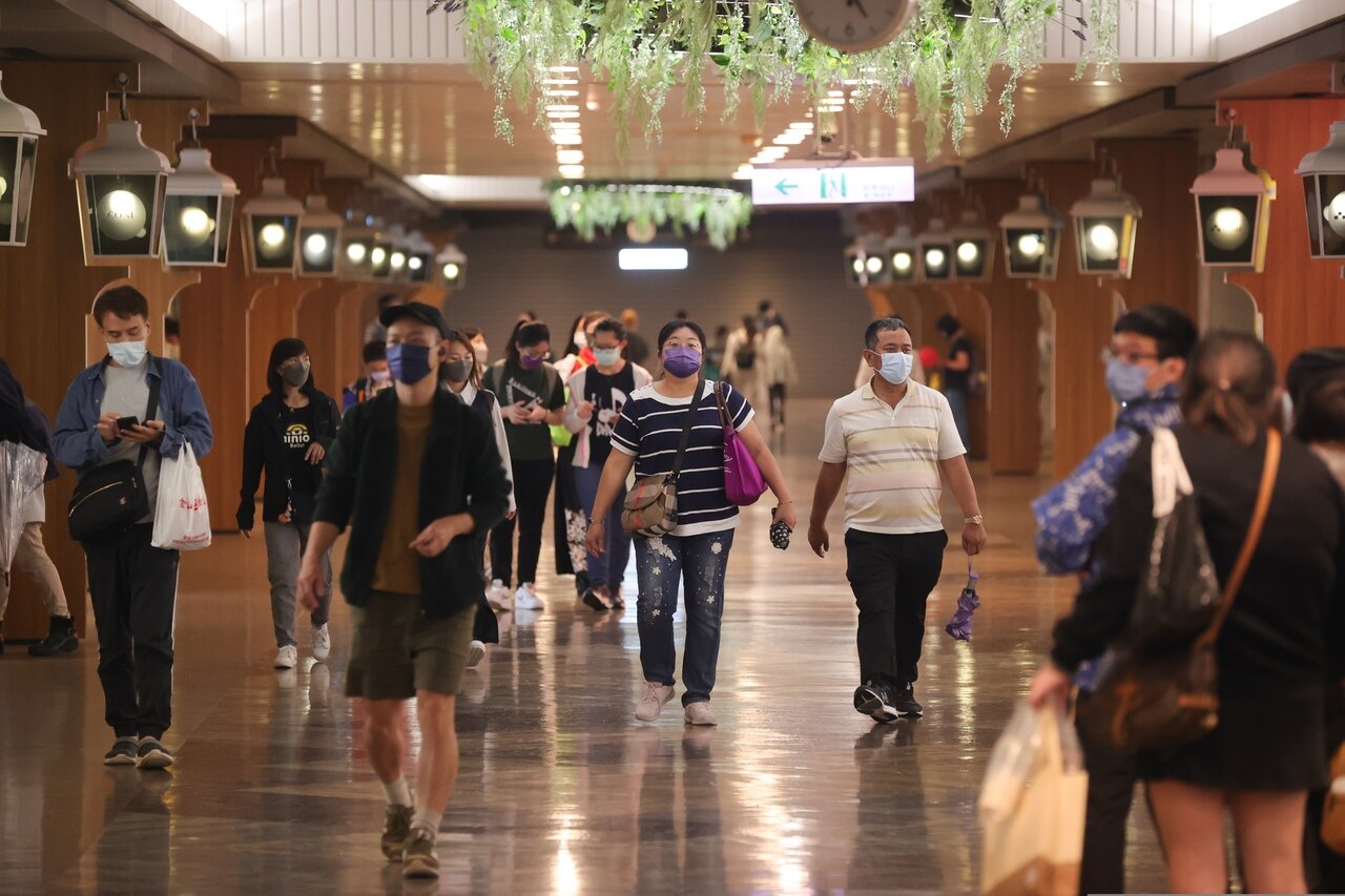 疫情指揮中心昨天成立第一千天,台灣本土疫情趨緩,台北地下街逛街人潮回溫,專家認為指揮中心應著手「開始準備把自己解散」。記者葉信菉/攝影