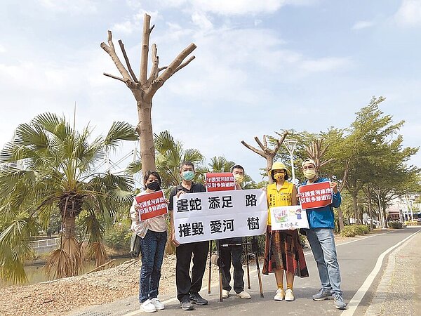 高雄市開闢新德路至博愛路口段20公尺寬新路,導致50顆樹木違法遭破壞或直接斷頭。工務局坦言包商違法修剪,現場已停工並依契約開罰,將待廠商上完修剪教育課程、檢討後才會准予復工。(森林城市協會提供)