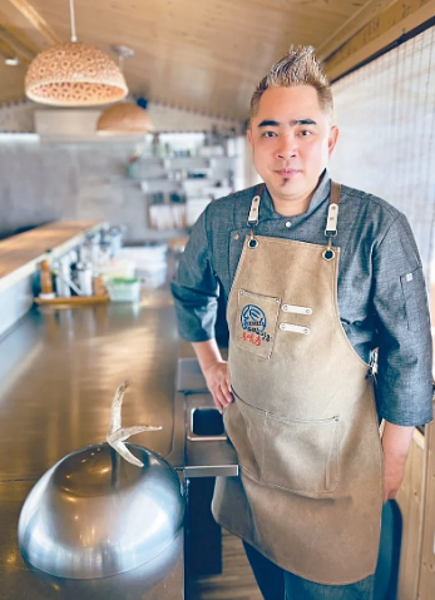 泰雅族青年林孝偉2年多前返回苗栗縣泰安鄉烏嘠彥開設鐵板燒,讓人看見烏嘠彥之美。圖/林孝偉提供