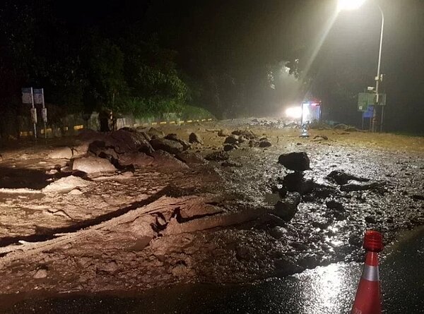 受到「尼莎」颱風外圍環流和東北季風的雙重影響,陽金公路往金山方向,中興路口前發生土石流情形。圖/取自陽明山國家公園臉書