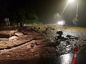 陽明山深夜坍方土石流　緊急搶通6：30中興路口開放通行
