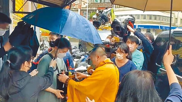 死者家屬前往命案現場招魂,場面哀悽。(翻攝畫面)