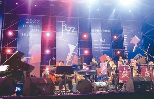 暌違2年，台中爵士音樂節昨晚重返市民廣場，一連9天的音樂盛事，吸引樂迷朝聖。圖／台中市政府提供