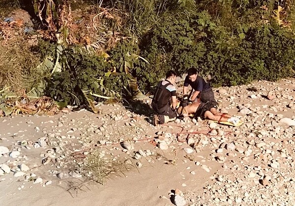 消防人員先為楊姓男大生急救,再他放上擔架。圖/民眾提供