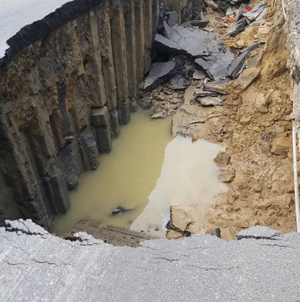 台南永康正南三路突現天坑,民眾報案封路搶修中無人傷。記者周宗禎/翻攝