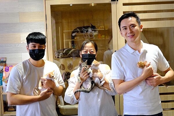 民進黨新竹縣竹北市長參選人鄭朝方(右),近日拜訪長期推動街貓TNVR(誘捕、絕育、注射疫苗、放回原地的英文縮寫)的店家,進行動物議題意見交流。圖/鄭朝方團隊提供