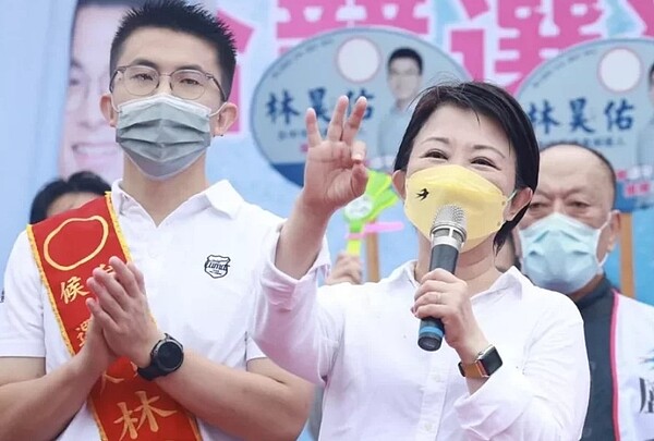 尋求連任的國民黨台中市長盧秀燕（右）15日下午與無黨的市議員參選人林昊佑（左）在大肚區成立聯合競總。圖／盧秀燕競總提供
