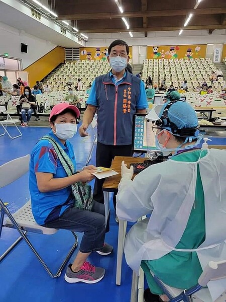 疫情尚未遠離，嚴守防疫規定。圖片由里辦提供。