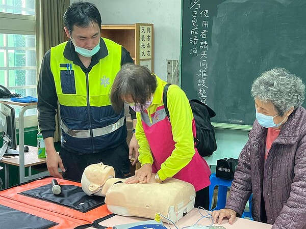 里民認真學習CPR訓練課程。圖／新莊區中泰里粉專提供
