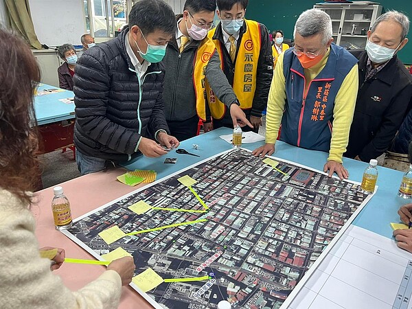 郭樹琳（右二）與永慶房屋共同討倫災害應變對策。圖／新莊區中泰里粉專提供

