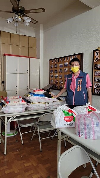 文衡里發放十斤白米給里內有需要的獨居老人與弱勢團體。圖／取自新莊區文衡里臉書專頁
