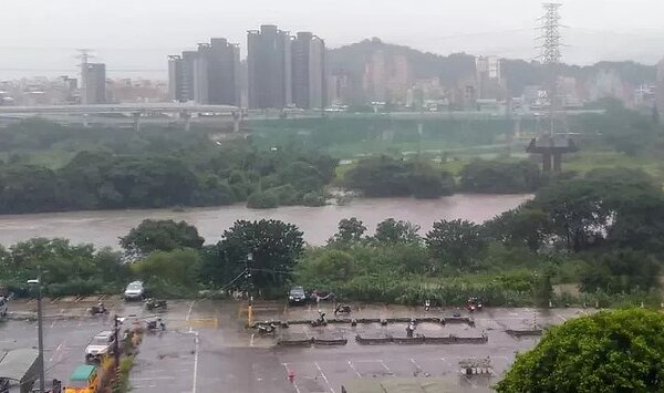 尼莎颱風大雨導致永和新店溪水大漲,讀者目擊河濱公園淹水。圖/讀者授權提供