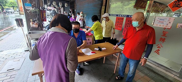 民眾於佳節暨環保宣導活動領取生活用品。圖／新莊區中和里里長林孟鴻提供
