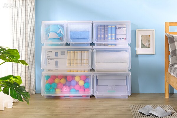 遵循「透明+堆疊」2個訣竅,像是收納櫃採透明或半透明設計,讓尋物更容易,貼上分類標籤也能訓練孩童辨識力與養成自主整理的好習慣。圖/特力屋提供
