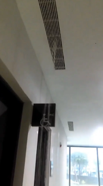 2019年啟用的桃園區南門市民活動中心，天花板被發現如瀑布般漏水不止，引發質疑。圖／取自詹江村臉書