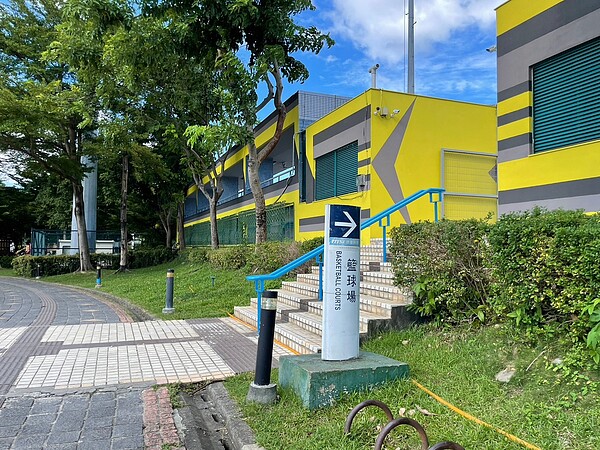 新北國王的主視覺色運用在籃球場周邊。圖／記者吳珮瑜攝
