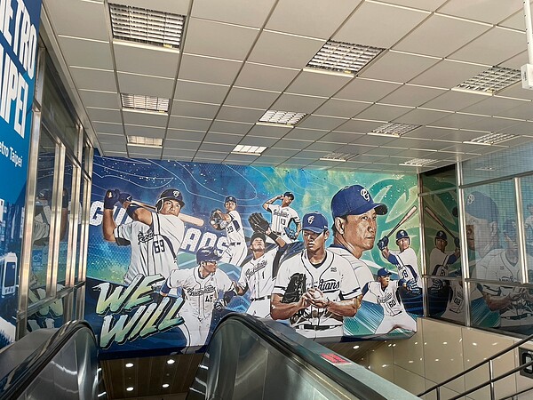 新莊捷運站一號出口的富邦悍將球員畫像。圖／記者吳珮瑜攝
