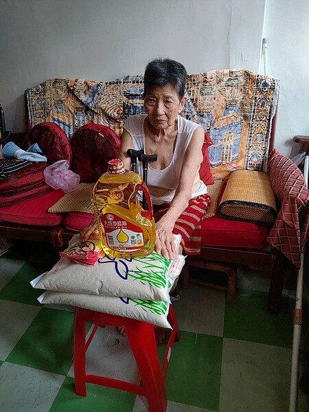 自強里辦公室協助發放生活物資到年長里民家中。圖/新莊區自強里辦公室粉專提供