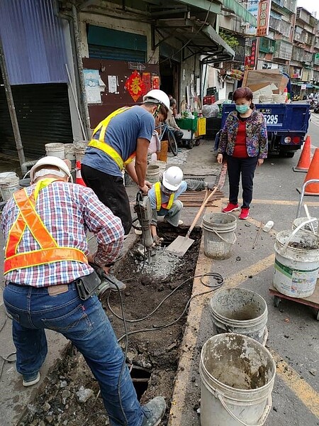 柯蔡阿菜親自到現場監督路面整修工程。圖/新莊區自強里辦公室粉專提供