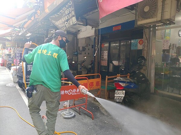 宏泰市場環境維護,工程人員努力為市場消毒。圖/新莊區自強里辦公室粉專提供