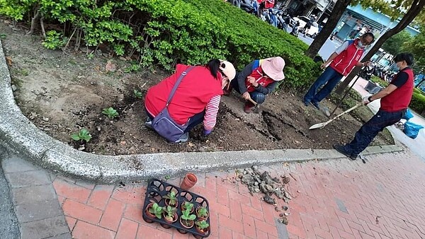 張中貞里長用花草美化公園。圖／張中貞臉書提供
