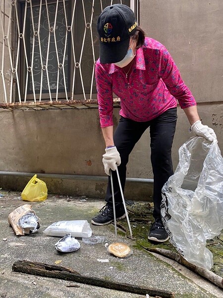 里長不定時清理社區巷弄垃圾，並勸告亂丟垃圾的里民。圖／張中貞臉書提供
