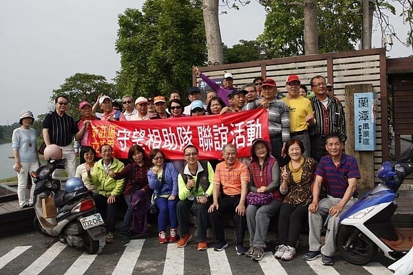 里長舉辦社區旅遊，增進里民間的感情。圖／張中貞臉書提供