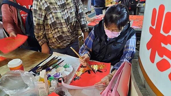 春節時分里長舉辦寫春聯活動。圖／張中貞臉書提供
