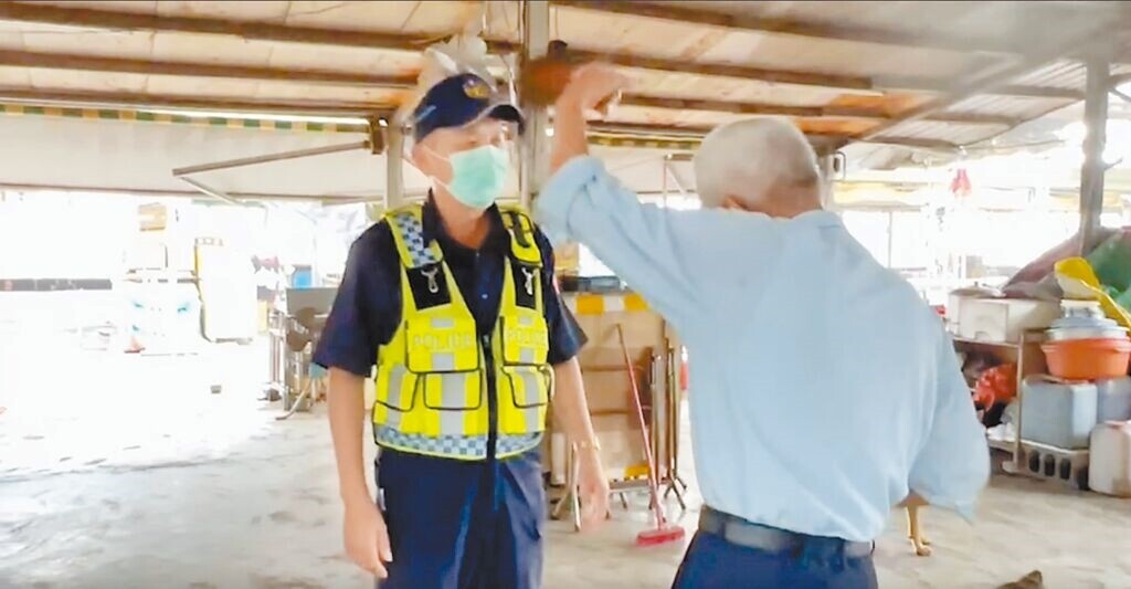 鱔魚意麵陳姓老闆向警方陳述互毆經過。(讀者提供/程炳璋台南傳真)