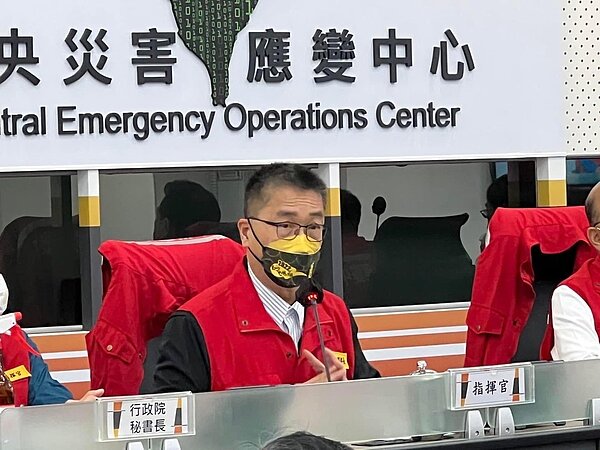 內政部長徐國勇坐鎮中央災害應變中心。圖/取自徐國勇臉書