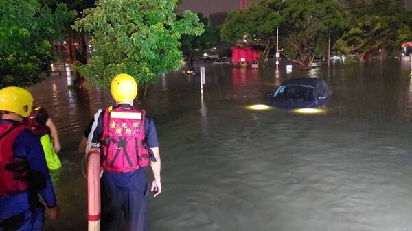 士林河水暴漲，民眾受困泡水車中。（圖／翻攝畫面）