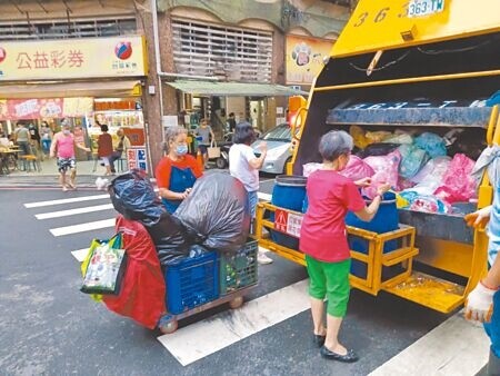 
基隆市環保局規畫明年起執行垃圾車破袋稽查，宣導期後若民眾未做好垃圾分類，將依《廢棄物清理法》開罰1200元。（張志康攝）
