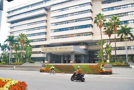 高雄市某工商職校一名女學生發文控訴,自己多次遭到班上同學毆打,高雄市教育局已接獲反映。圖為高雄市政府外觀。(本報資料照片)