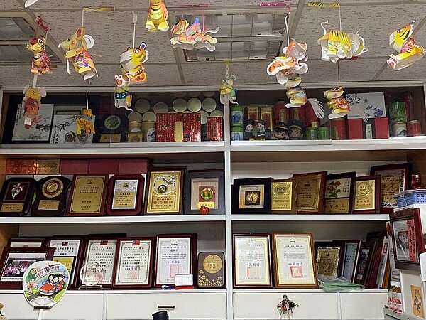 幸市里里長辦公室內掛滿感謝狀。圖/鄭曉雯攝