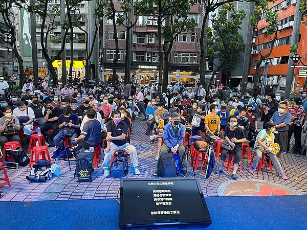 中秋節時，林禎吉會在忠孝公園舉辦中秋活動，有表演、摸彩還有老人健康檢查等。圖／里長林禎吉提供