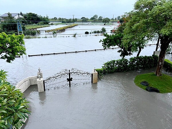 宜蘭縣員山鄉七賢村溪洲地區遭民眾質疑，因防水閘門未關造成蘭陽溪的溪水倒灌釀淹水？宜蘭地檢署檢察官已偵辦，釐清是否涉公共危險罪。圖／民眾提供