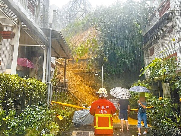 新北市汐止伯爵山莊發生土石流，緊急撤離住戶130人。（民眾提供／王揚傑新北傳真）