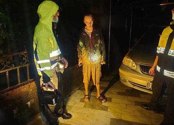 基隆市暖暖區暖暖街281巷山坡16日晚土石滑落,泥水沖入民宅,讓住戶下半身沾滿黃泥。記者邱瑞杰/翻攝