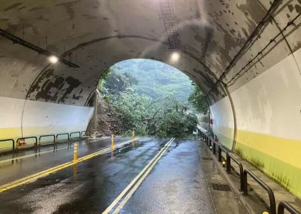 台北市內湖區康樂隧道口邊坡土石及路樹崩塌滑落，導致隧道無法雙向通行。圖／北市府提供
