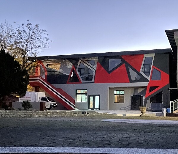 《圖說》新竹縣尖石鄉新樂國小擴建完成的「希望廚房」,獲選為紐約設計獎銀牌。(圖/新竹縣政府提供)