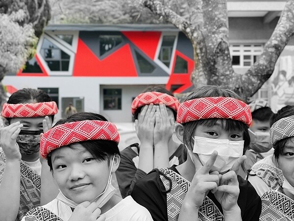 《圖說》新樂國小「希望廚房」將泰雅族象徵積極、進取與生命力的紅色,結合菱形及橫條紋,大膽搭配出原住民圖騰。(圖/新竹縣政府提供)