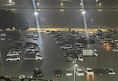 北市百齡橋成「大型泡水場」　逾50輛車半身遭淹...車主崩潰
