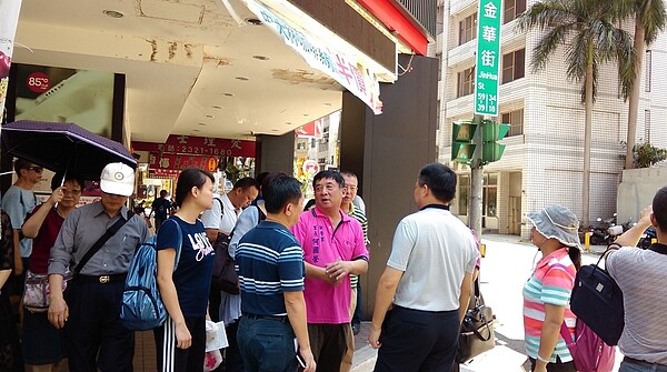 何國榮向訪客介紹新營里 。圖/何國榮里長提供