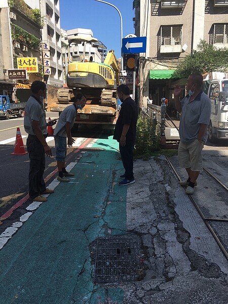 何國榮查看綠色人行道施工 。圖/何國榮里長提供