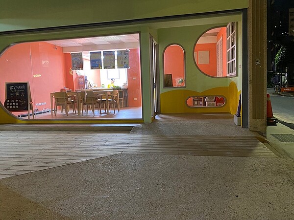 新營里友善坐輪椅長輩坡面。圖/陳宣懿攝