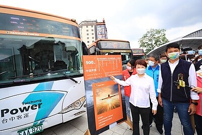 台中市目前共240輛投入市區公車營運,加上已核定補助的車輛數,台中市電動公車將達408輛。圖/台中市交通局提供