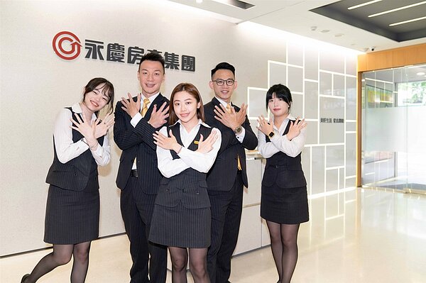 永慶房屋「9x5」手勢代表「入職前9個月每月5萬」的收入保證,引發眾多實況主熱情串聯分享,掀起網路討論熱潮。圖/永慶房產集團