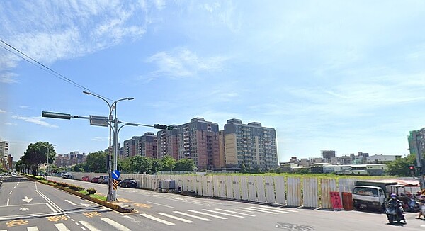 「中雅安居」基地面積約2,722坪,位於北區延平路一段與經國路二段交叉口,周邊有市立棒球場、竹光國中、西門國小、客雅溪、公園綠帶林立,交通及生活機能完善。圖/google map